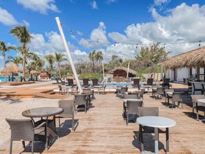 Outdoor dining - New and elegant FISH just steps from the sea.

 (Bayahibe)