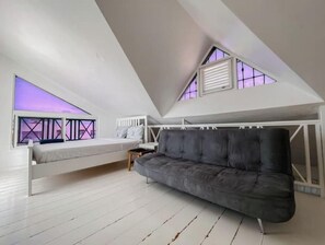 Living area - P-302 Steps to the Beach and Downtown.

 (Dominicus)