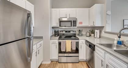 Welcoming 2BR Pool Gym Near Hill AFB Lagoon