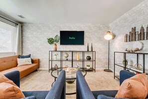 3 bedrooms - Convenient 2BR Apt w Parking Near Downtown SLC (Salt Lake City)