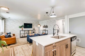 3 bedrooms - Convenient 2BR Apt w Parking Near Downtown SLC (Salt Lake City)