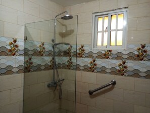 Handtücher, Seife, Shampoo, Toilettenpapier