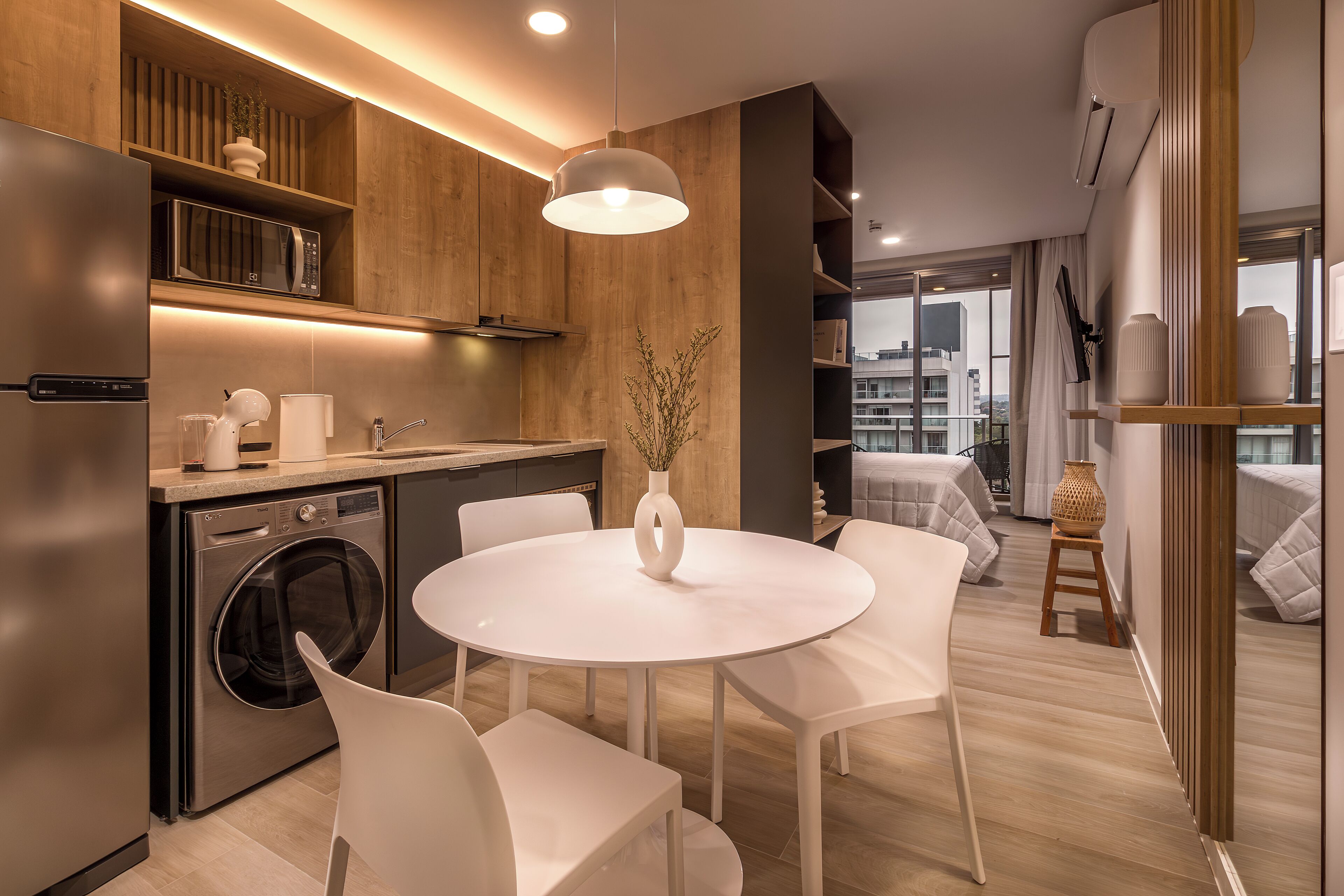 Réfrigérateur, micro-ondes, four, plaque de cuisson