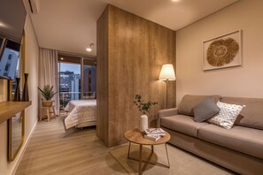 Estudio Deluxe | Zona de estar | Televisión de 55 pulgadas con canales por cable