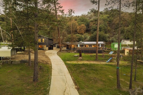 2 Homes Sleeps 26 Sauna Hottub EV Pet Pool Arcade