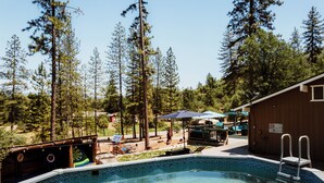 Una piscina al aire libre