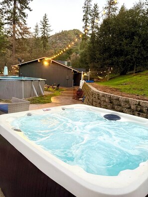 Outdoor spa tub - 2 Homes Sleeps 26 Sauna Hottub EV Pet Pool Arcade (Oakhurst)
