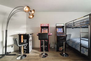 6 bedrooms, in-room safe, desk, iron/ironing board