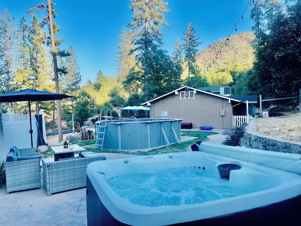 Outdoor spa tub - Yosemite Resort - Sleeps 24, Sauna, Pool, Spa, Game, Pet Friendly (Oakhurst)