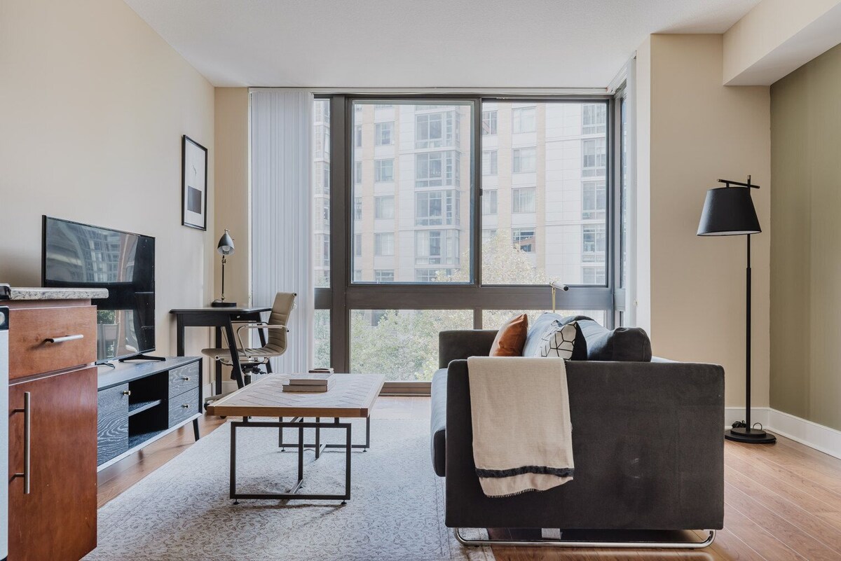 Ideal Mt Vernon 1BR w/ Rooftop Pool & A/C, nr Chinatown, by Blueground