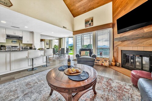 Live, Love, Lake- Condo at Bernard`s Landing with community pool, beach and tennis courts.