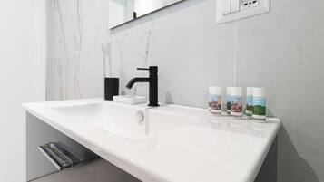 Dusche, Haartrockner, Bidet, Handtücher