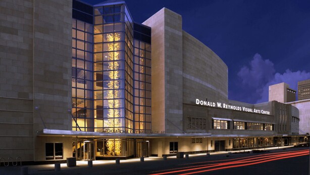 Das äußere Erscheinungsbild des Donald W. Reynolds Visual Arts Center, mit einem modernen architektonischen Design, großen Glasfenstern und einem markanten Eingang.
