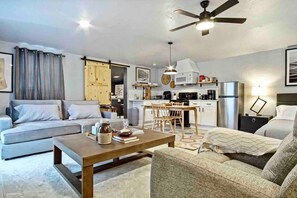 Apartment | 6 bedrooms - 3-story 6-bedroom 4 Bathrooms 3min-asian Dist (Oklahoma City)