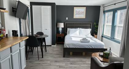 Cute Tiny House With Fenced Yard Near Plaza Dist