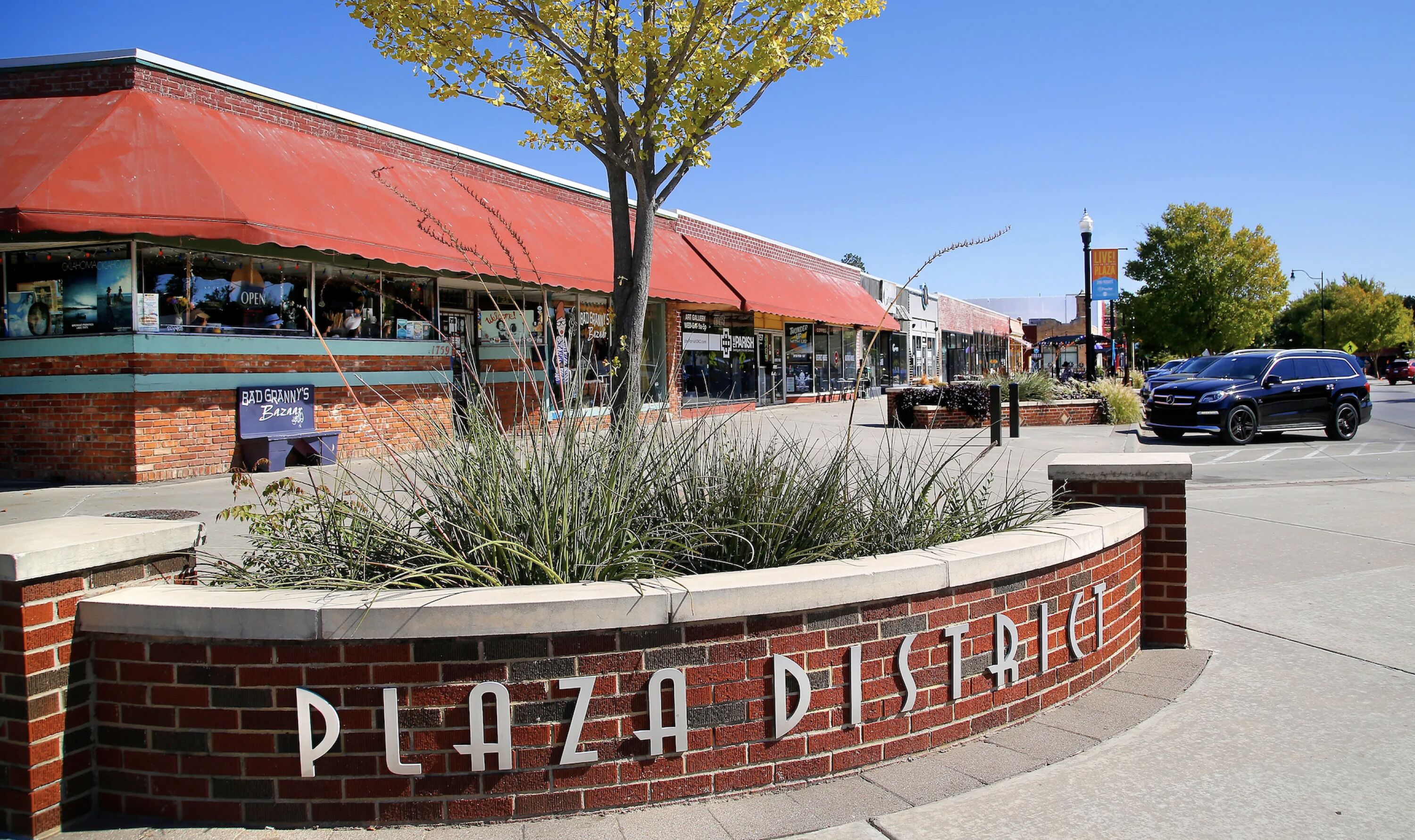 A brick plaza with a sign reading "PLAZA DISNEYLAND".