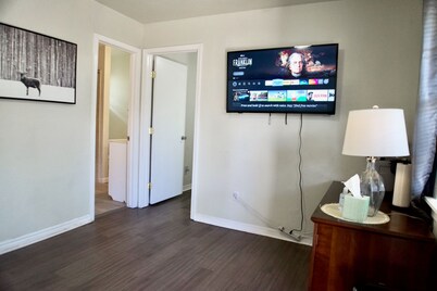 Cozy Home- Zoos Museums Fun Step From Your Door