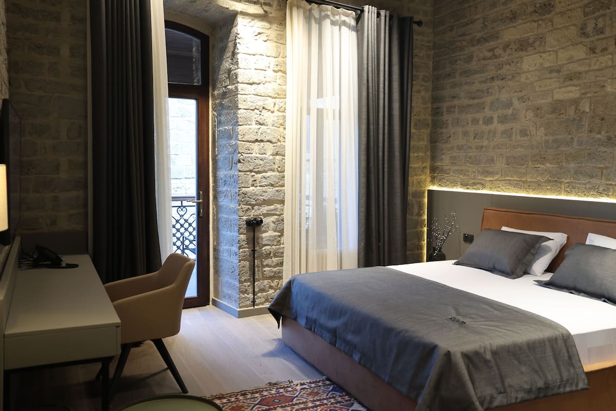 Doppia Deluxe, non fumatori, balcone | Una cassaforte in camera, una scrivania, tende oscuranti