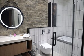 Deluxe Double Room, Non Smoking, Balcony | Bathroom - Kilim Boutique Hotel (Baku)