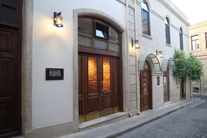 Un edificio con un letrero que dice 'Kilim'.