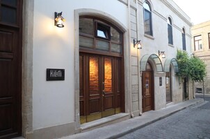 Un edificio con un letrero que dice 'Kilim'.