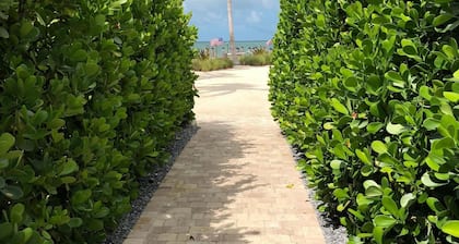 3 Beautiful 4 Bed 3 Bath Pool Home w Free Dock
