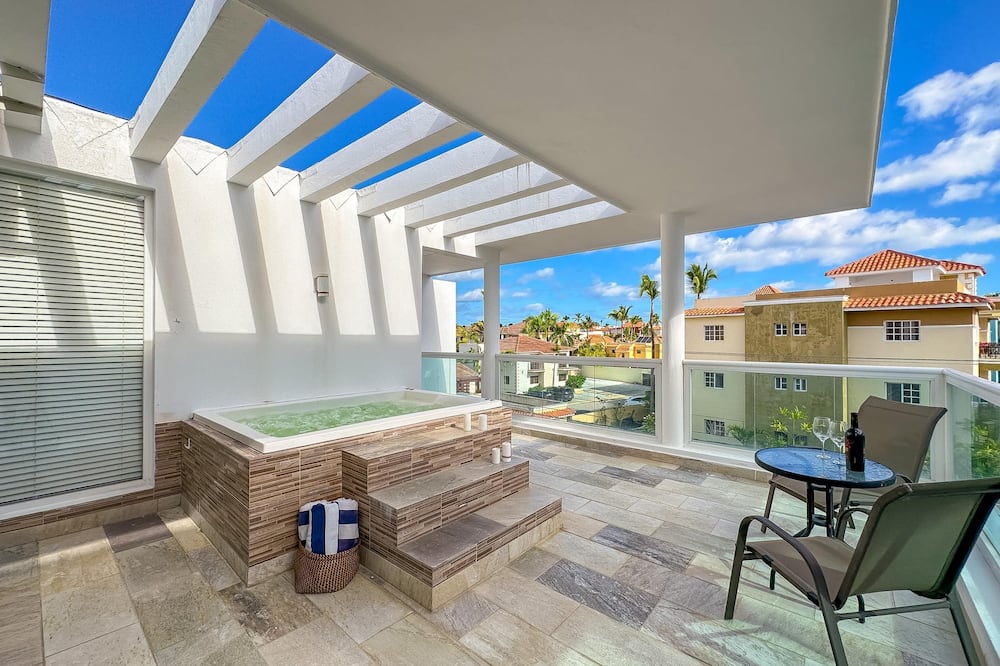 Incredible 3 BR Penthouse w BBQ Jacuzzi