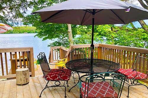Newly renovated 4-bedroom cottage, directly on Highland Lake