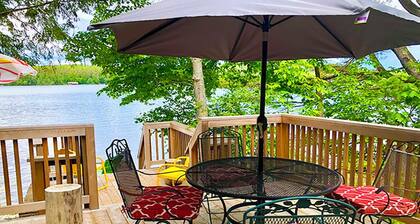 Newly renovated 4-bedroom cottage, directly on Highland Lake
