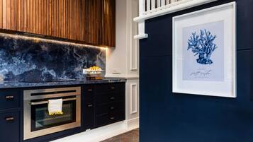 House | 2 bedrooms, desk