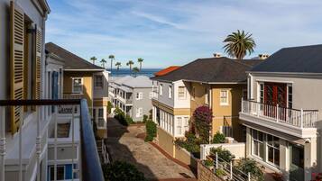 House | 2 bedrooms, desk