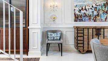 House | 2 bedrooms, desk