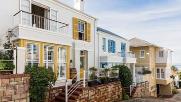 House | 2 bedrooms, desk