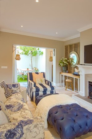 House - Charming Coastal Townhouse at The Majestic (Cape Town)