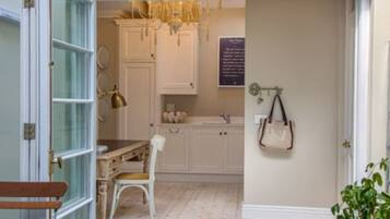 House | 2 bedrooms, desk