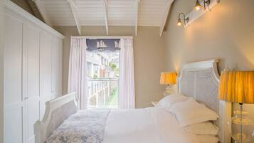 House | 2 bedrooms, desk