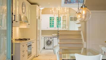 House | 2 bedrooms, desk