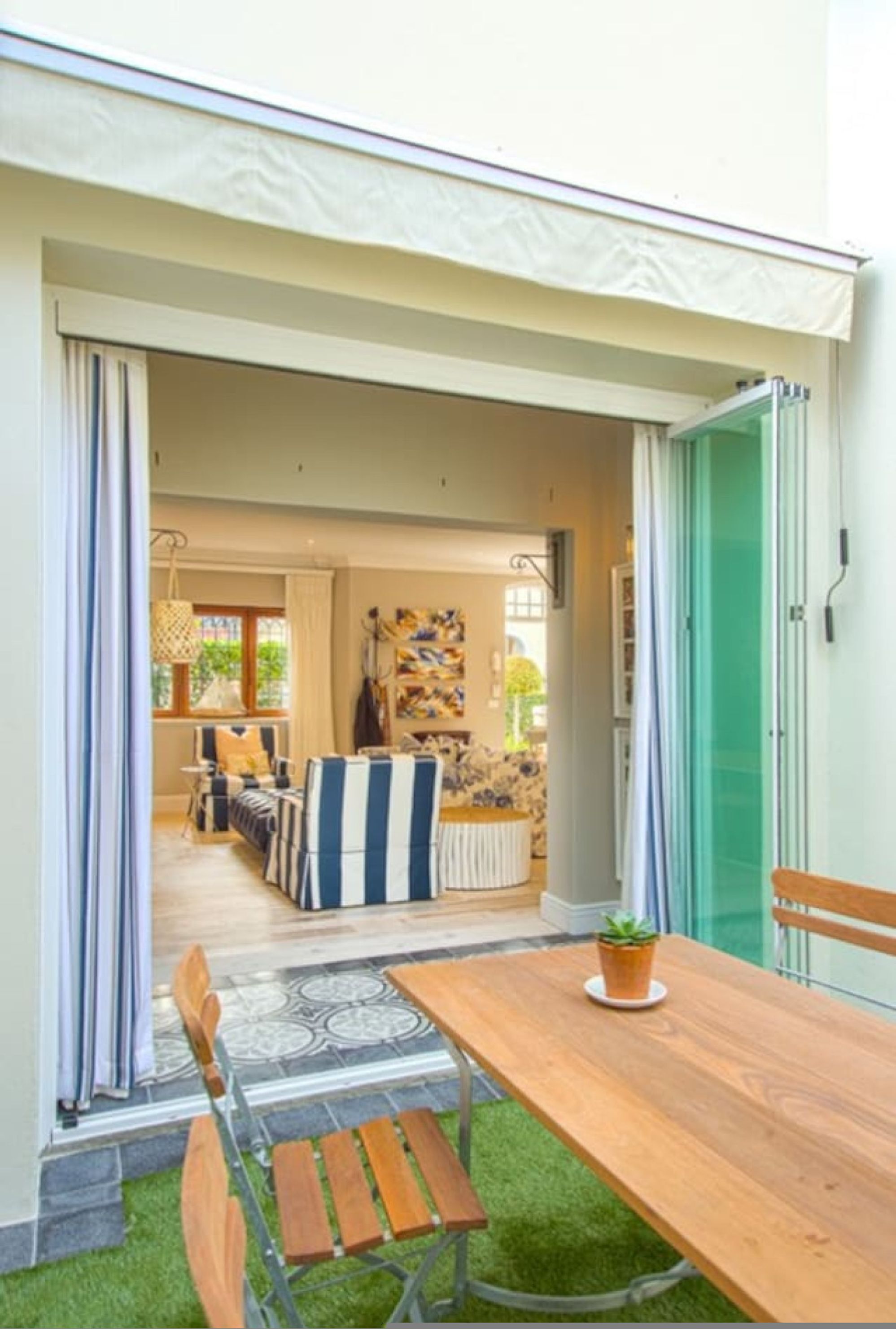 House | 2 bedrooms, desk