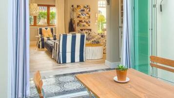 House | 2 bedrooms, desk