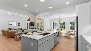 House (5 Bedrooms) | Interior