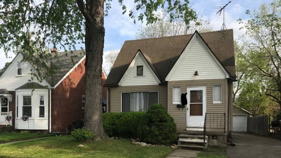 Shiny and Comfortable Oakland House 3 car Driveway