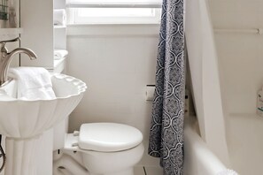 2 bedrooms, Internet - Gather Around the Mid-century Table at a Tranquil Haven (Detroit)