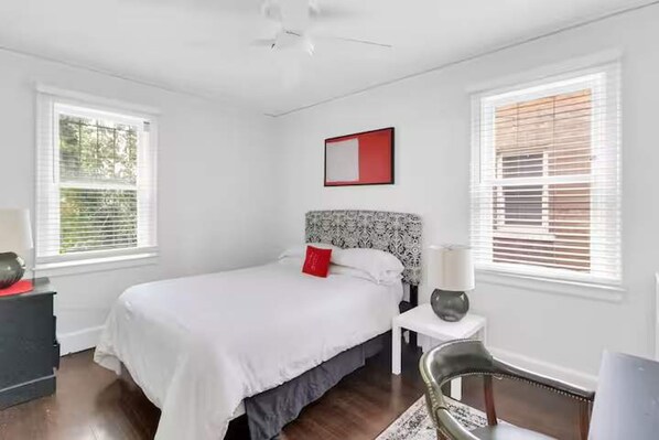 Apartment | 2 bedrooms, Internet - Gather Around the Mid-century Table at a Tranquil Haven (Detroit)