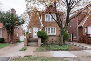 Apartment | 2 bedrooms, Internet - Gather Around the Mid-century Table at a Tranquil Haven (Detroit)