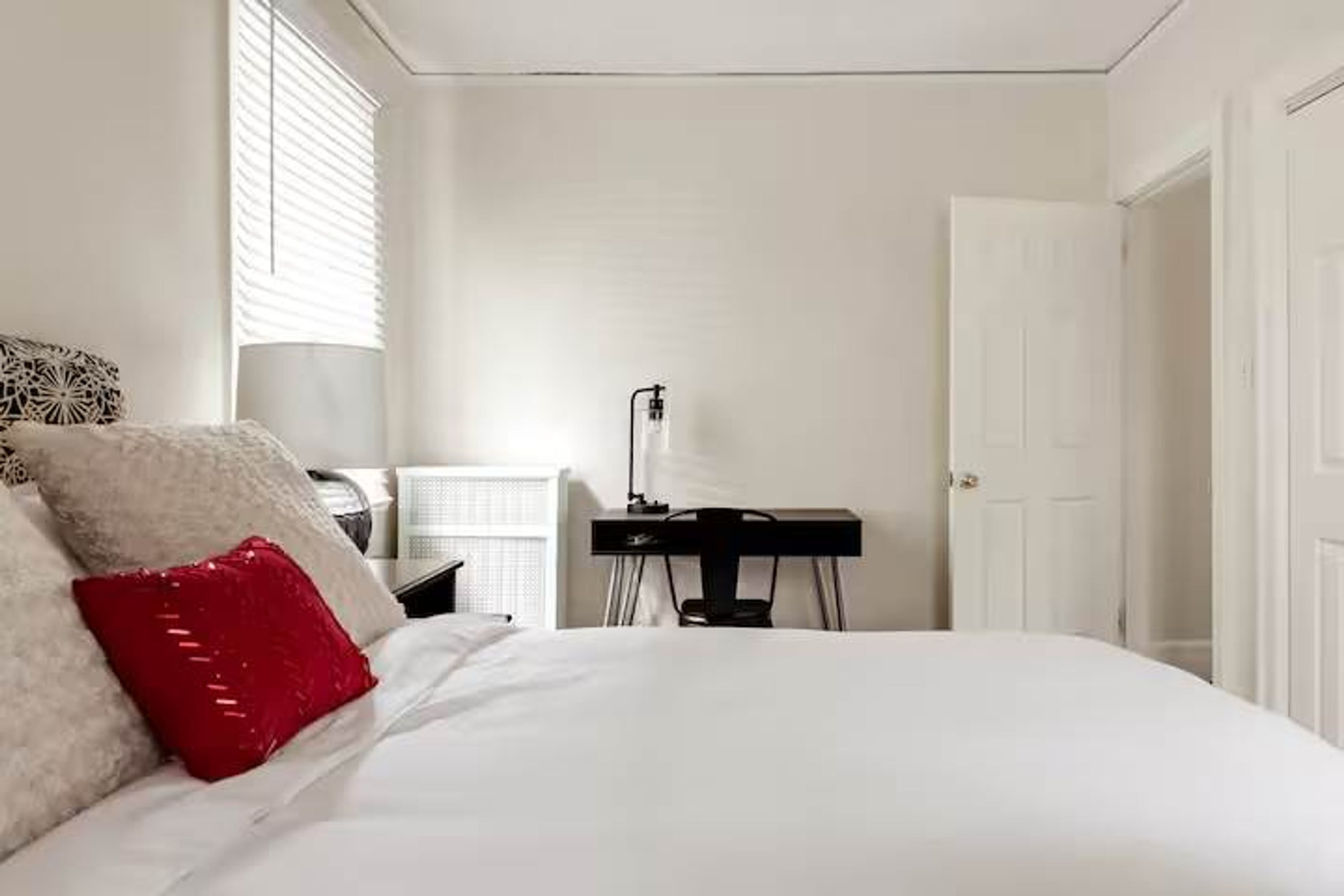 2 عدّة غرف نوم وخدمة الإنترنت