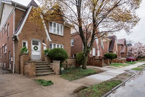 Apartment | 2 bedrooms, Internet - Gather Around the Mid-century Table at a Tranquil Haven (Detroit)