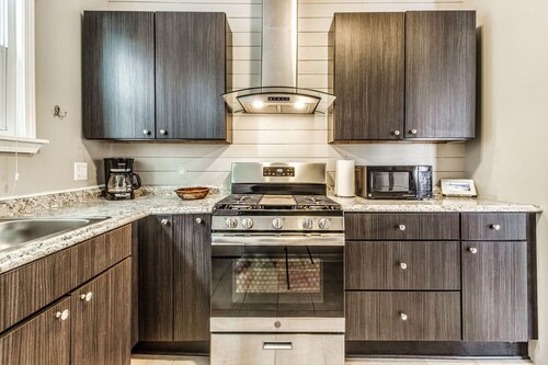 Great 6 Bedroom Peaceful Family Retreat in the University District