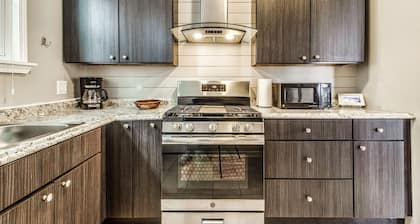 Great 6 Bedroom Peaceful Family Retreat in the University District