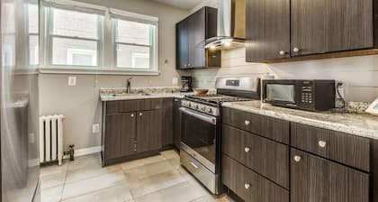 Great 6 Bedroom Peaceful Family Retreat in the University District