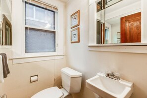 House | Bathroom - Glamorous Green Beauty in the Heart of University District 15min to Downtown (Detroit)